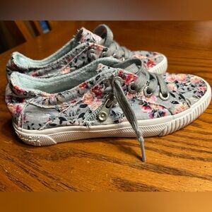 Kids Floral Lace-Up Canvas Sneakers - Gray & Pink 2.5/3 by Blowfish